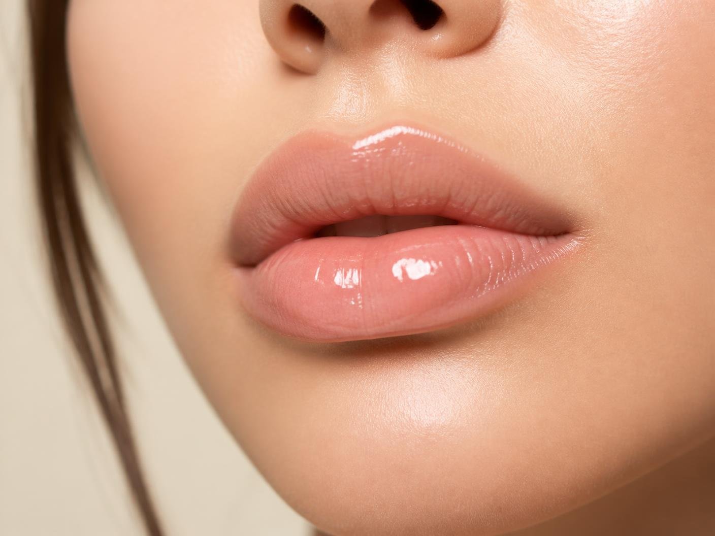 Close-up de lábios hidratados e com brilho após o Hidragloss Labial